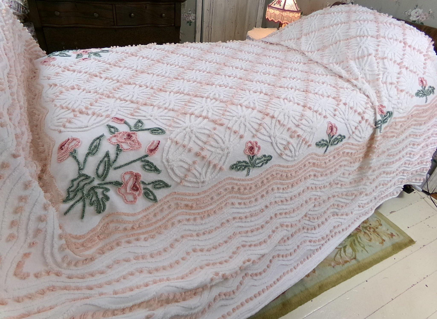 vintage summer romance chenille bedspread, pink roses on white cotton coverlet with pops & wedding rings, full size cottage bedding