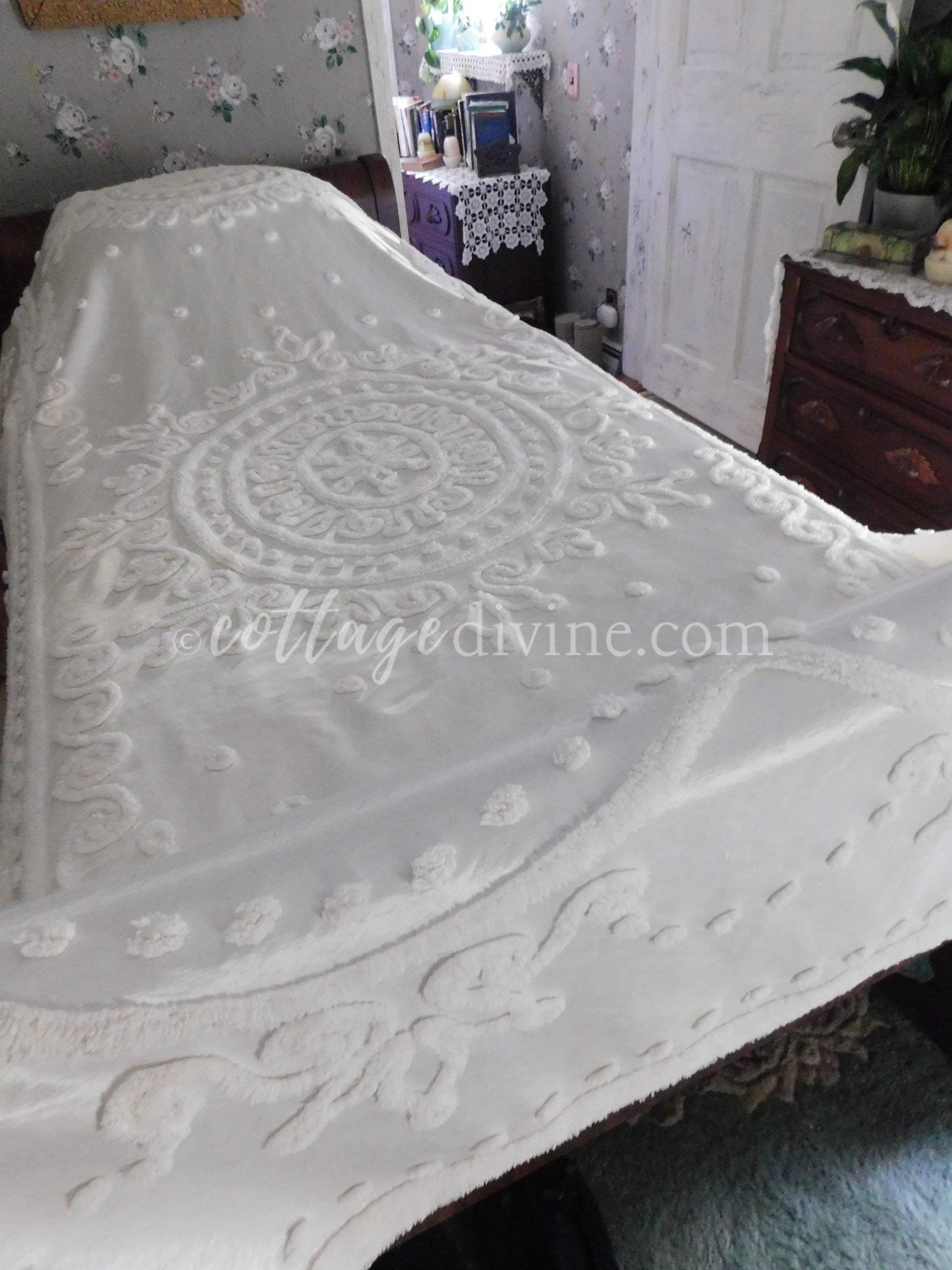Fabulous Creamy White Satin & Chenille Vintage Bedspread, Twin, Everwear