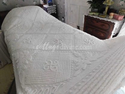 Shabby Seaside Cottage Style 1950s White Vintage Chenille Bedspread, Full Size, Fringe