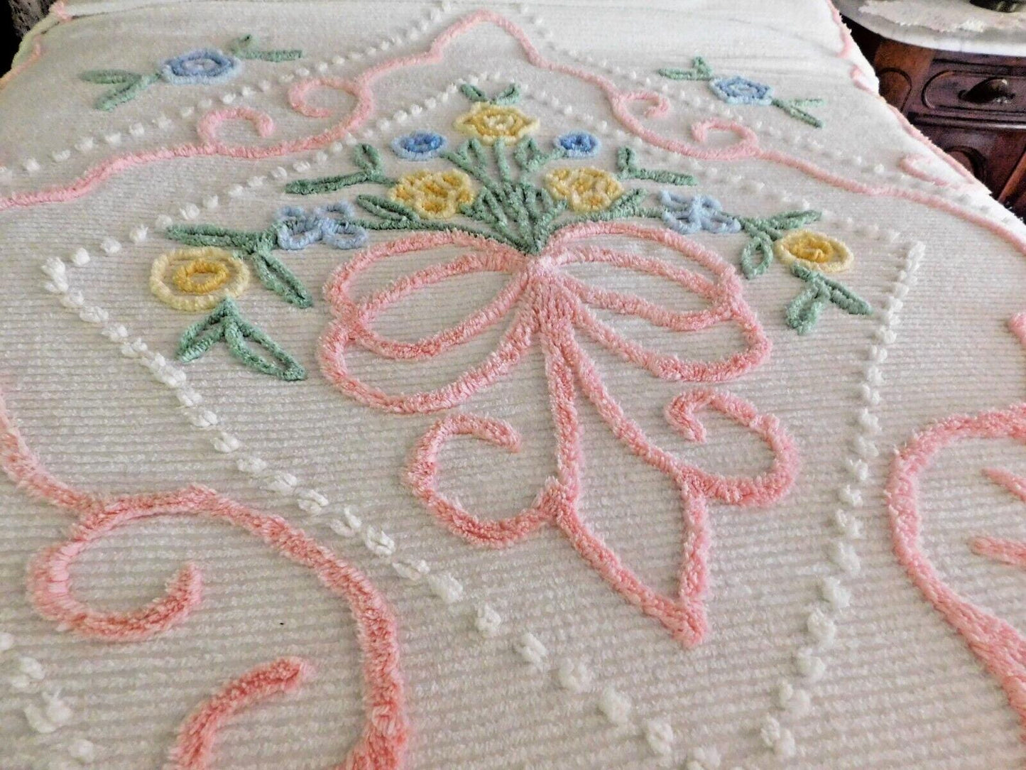 Cottage Style Vintage Chenille Bedspread, Sculpted Florals Scalloped Hem, FULL Sz