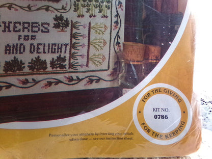 HERB 'N SPICE Garden Sampler Crewel Embroidery Kit, 1977 Vintage Paragon Needlecraft Creative Stitchery #0786