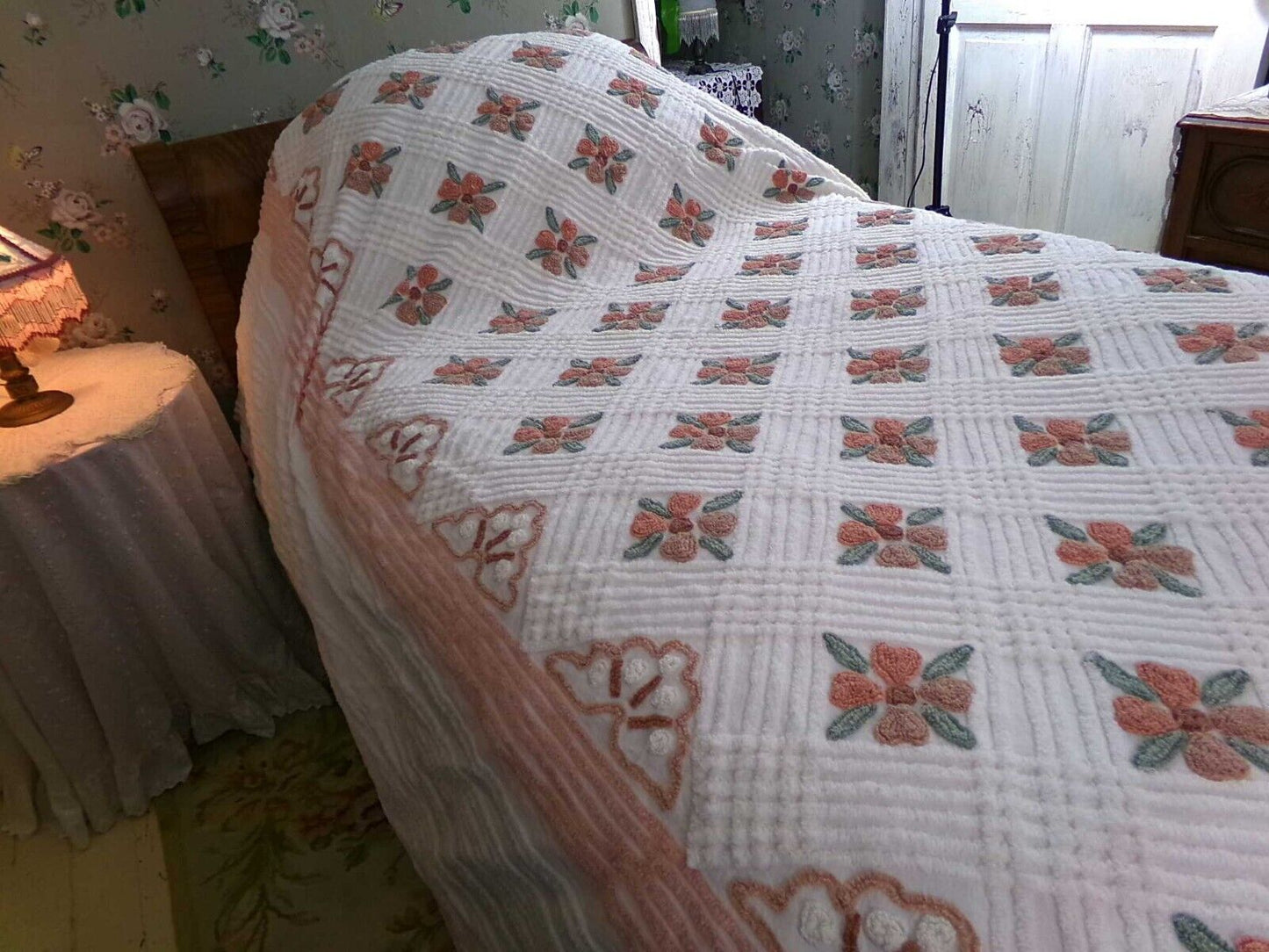 Cottage Life Vintage Chenille Bedspread, Flower Blooms on White Cotton, Full Size