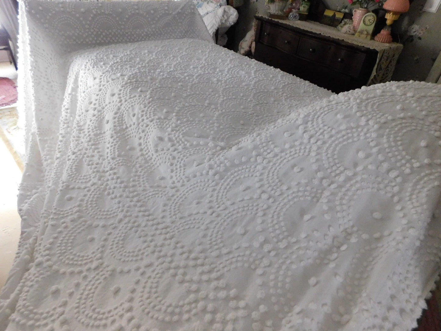 Farmhouse B&B Style Vintage Chenille Bedspread, Antique Handtufted Waterfall Cascade Pops, Full Size White Spread with Fringe