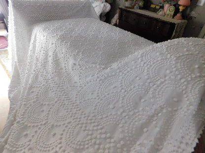 Farmhouse B&B Style Vintage Chenille Bedspread, Antique Handtufted Waterfall Cascade Pops, Full Size White Spread with Fringe