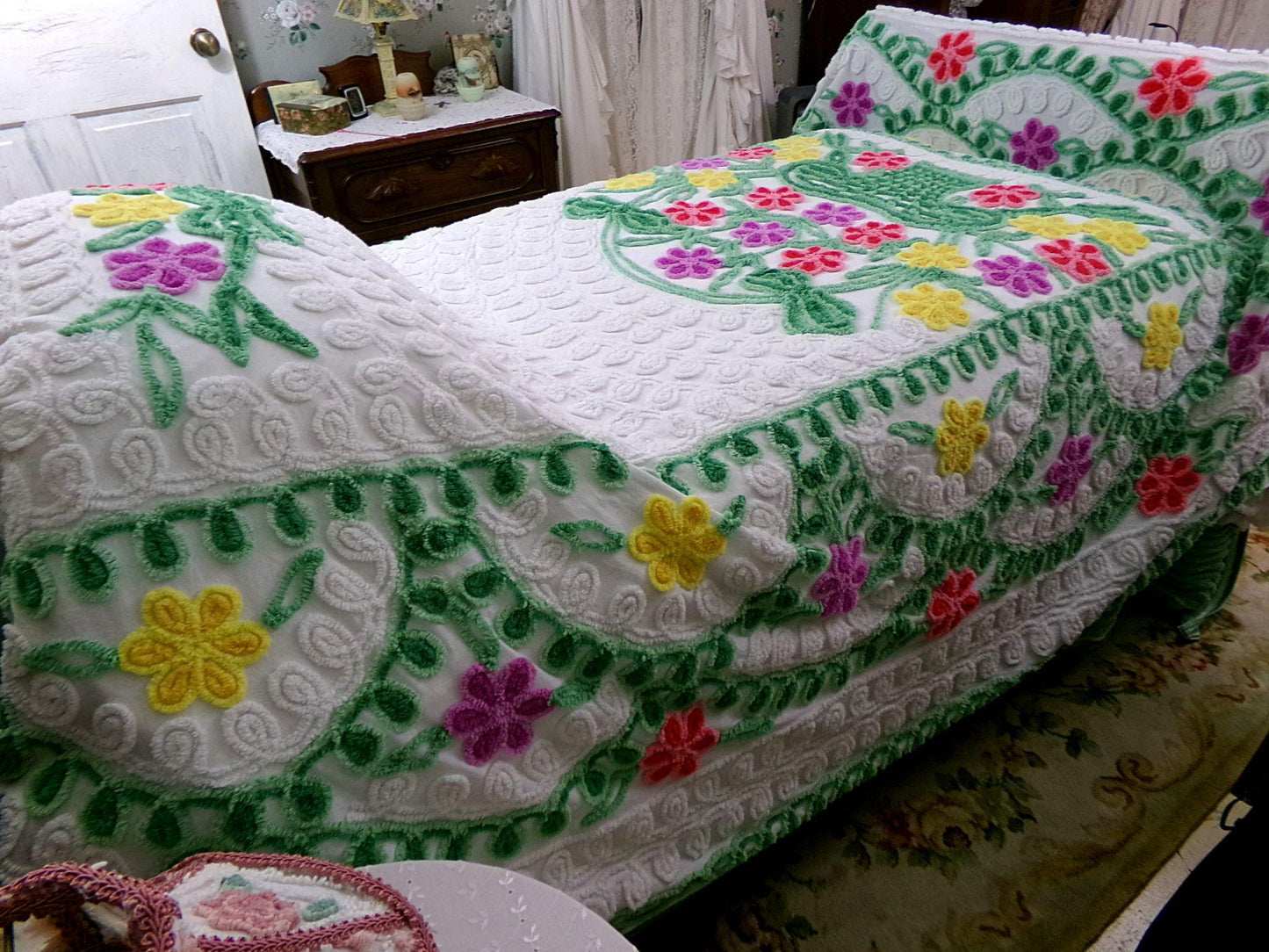 vintage green & white chenille bedspread, tumbling flowers in a big basket, midcentury cottage full size summer cotton bedding