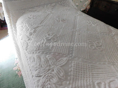 Shabby Seaside Cottage Style 1950s White Vintage Chenille Bedspread, Full Size, Fringe