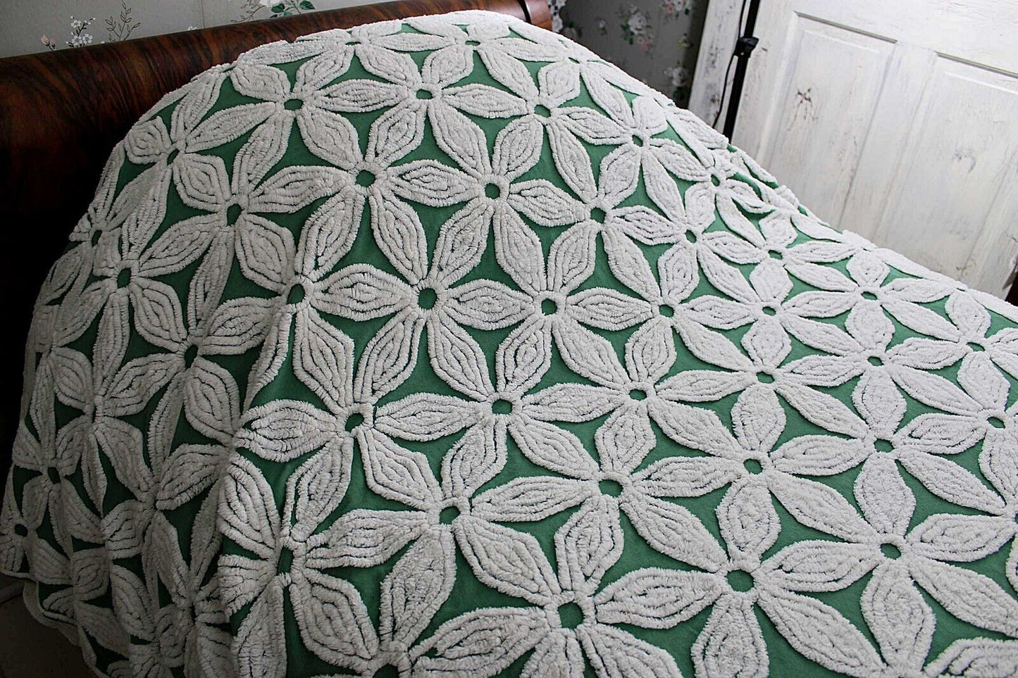 Giant White Daisy Vintage Green Chenille Bedspread Plush Tufted Daisies, Full Size