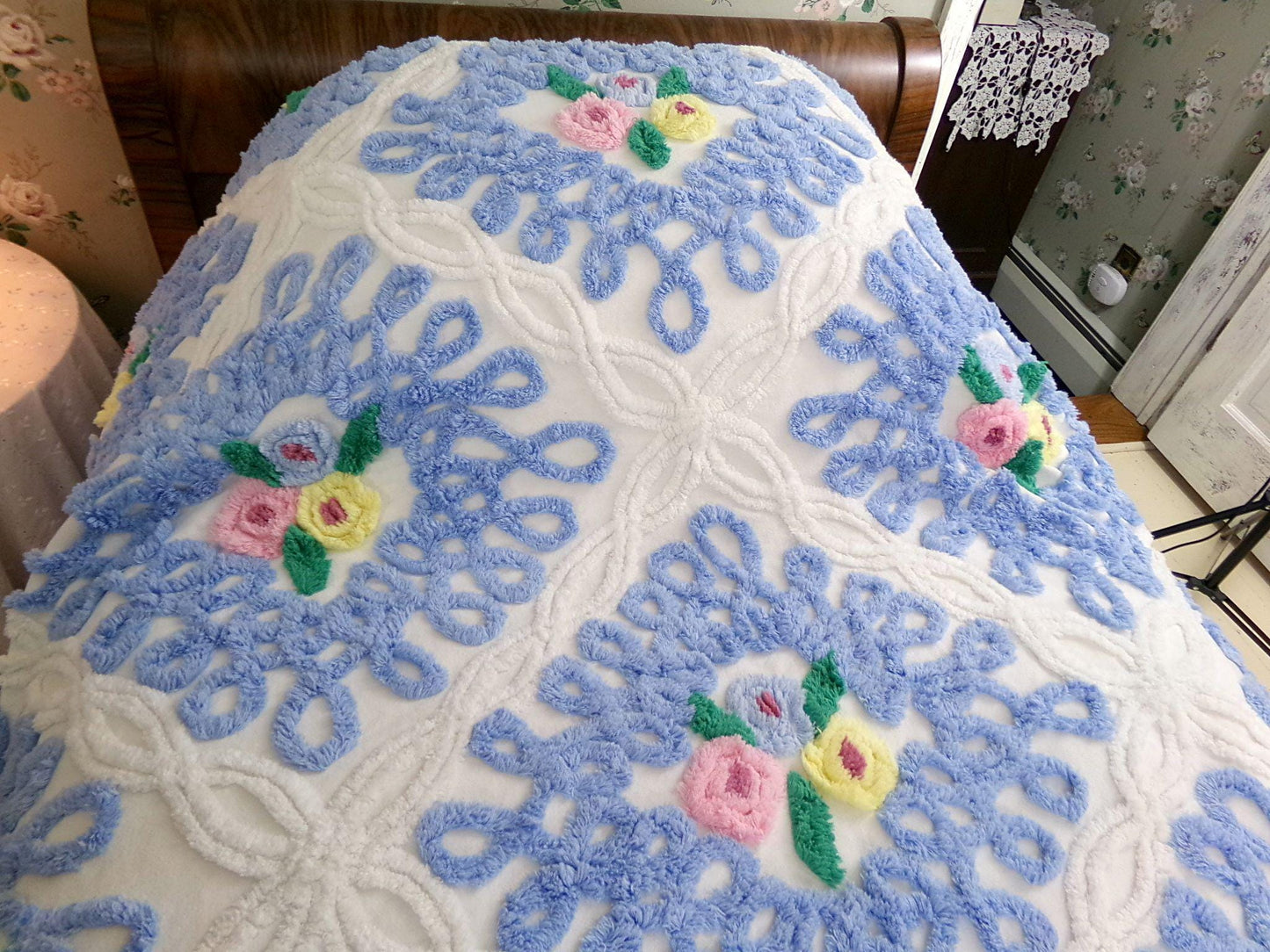 impossibly gorgeous vintage chenille bedspread, sculpted heavy luxury tuft wedding cake floral design w/ fringe, full size cottage bedding