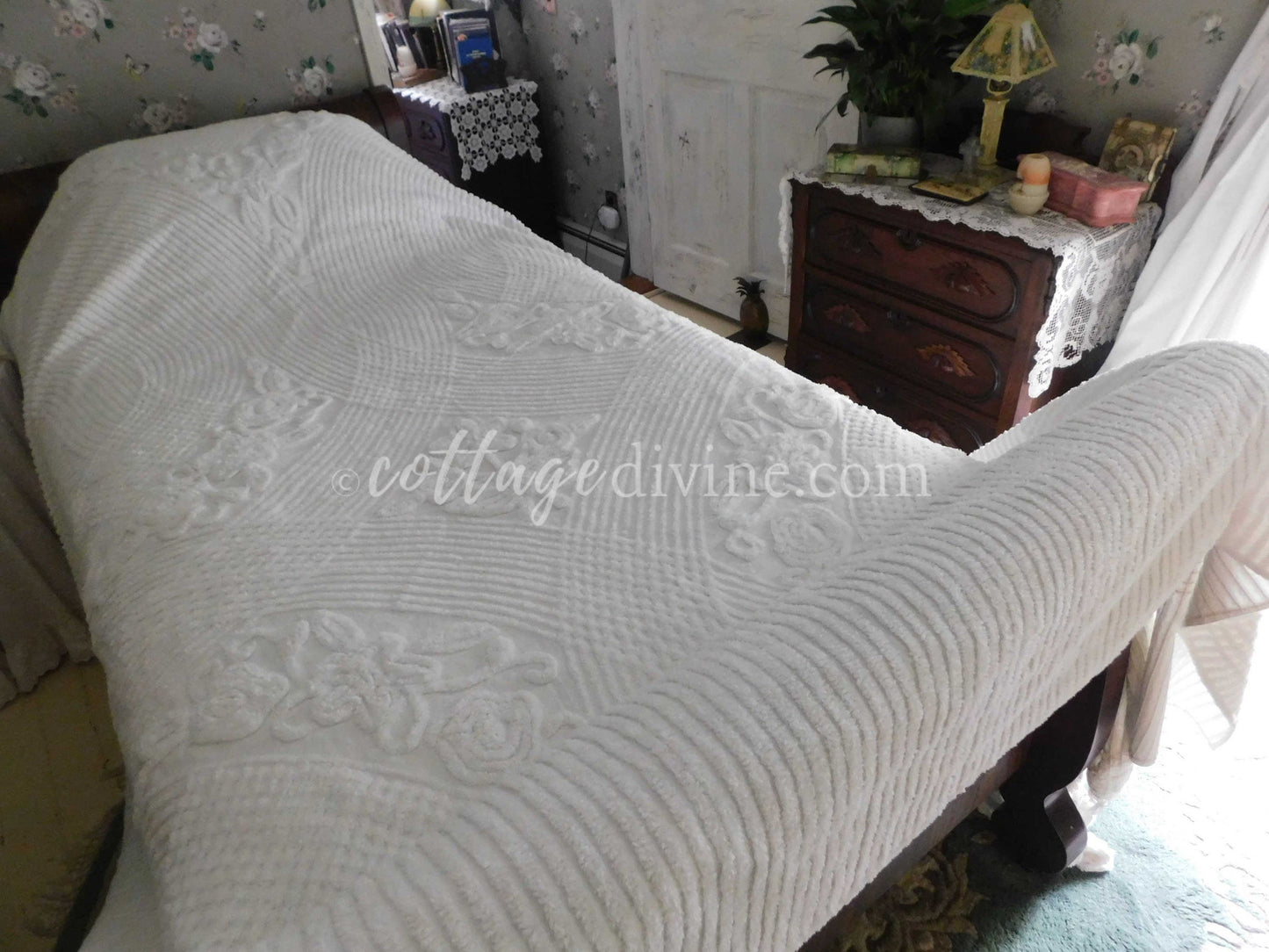 Coastal Seaside Cottage Style 1950s Classic White Vintage Chenille Bedspread, Full Size