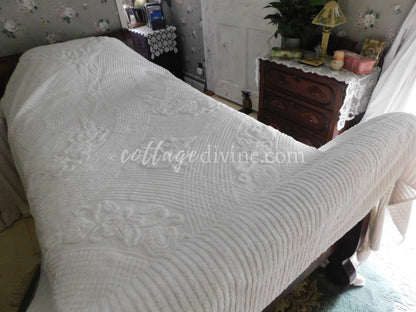 Coastal Seaside Cottage Style 1950s Classic White Vintage Chenille Bedspread, Full Size