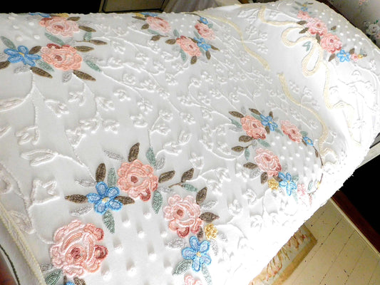 Cottage Style Chenille Bedspread, Vintage Rose Wreaths Cabin Crafts Needletuft Design, Full Size, 100% Cotton, Shabby Chic Home Decor