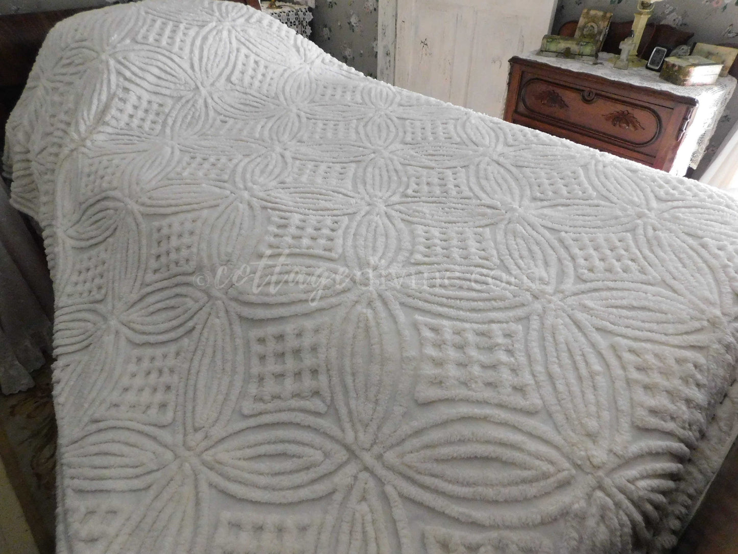 Farmhouse Style Vintage Chenille Bedspread, Classic Plush Creamy White Cotton Wedding Ring Design, Twin Size Spread