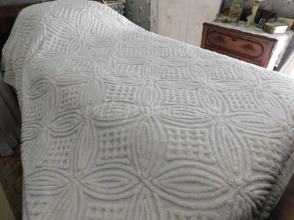 Farmhouse Style Vintage Chenille Bedspread, Classic Plush Creamy White Cotton Wedding Ring Design, Twin Size Spread