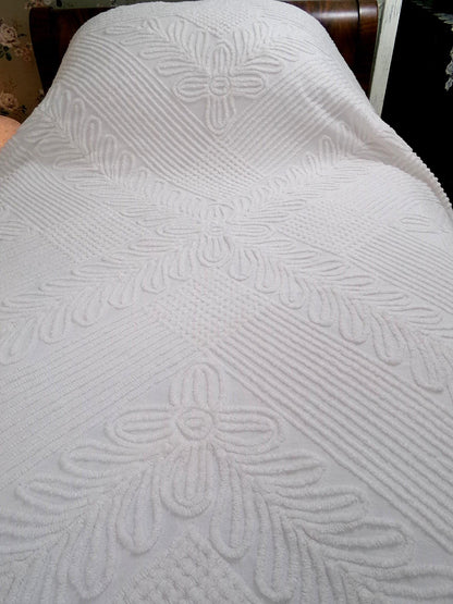 Elegant White Farmhouse Vintage Chenille Bedspread, Chevron Laurel Design, Full Size 100% Cotton Bedding