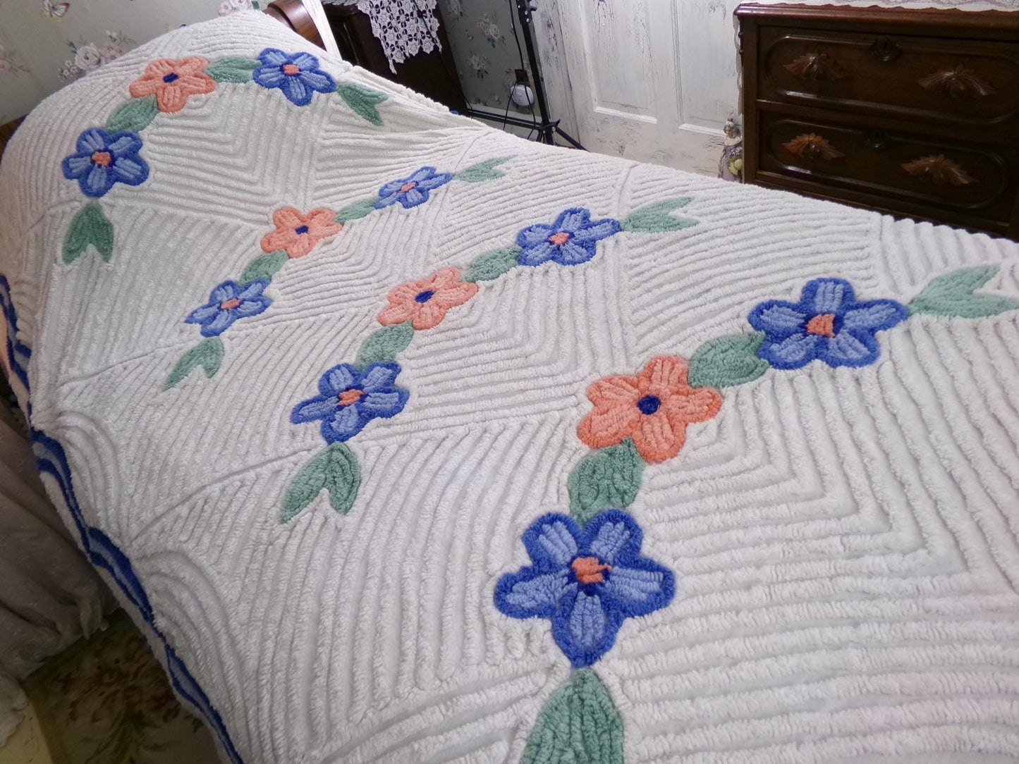 wonderfully plush white chenille bedspread in cozy arched floral design, cute pom pom trim, full size vintage cottage style bedding