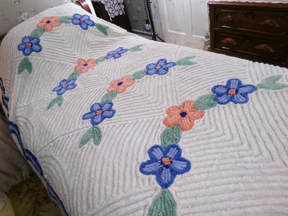 wonderfully plush white chenille bedspread in cozy arched floral design, cute pom pom trim, full size vintage cottage style bedding