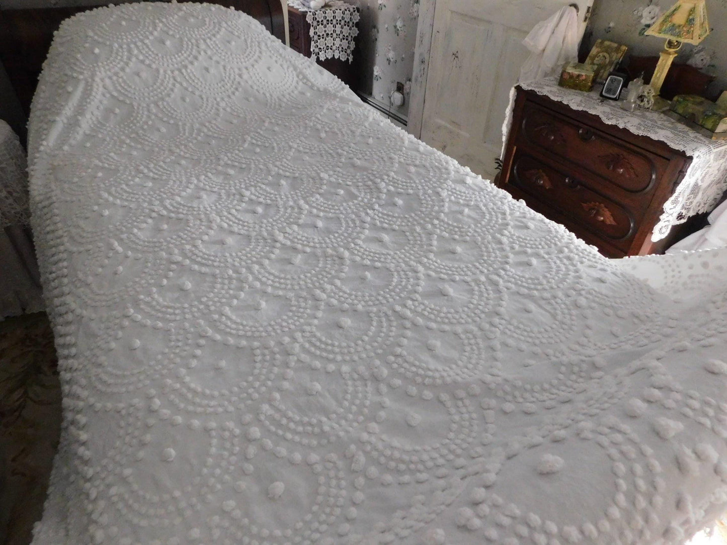 Farmhouse B&B Style Vintage Chenille Bedspread, Antique Handtufted Waterfall Cascade Pops, Full Size White Spread with Fringe
