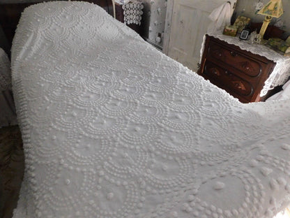 Farmhouse B&B Style Vintage Chenille Bedspread, Antique Handtufted Waterfall Cascade Pops, Full Size White Spread with Fringe