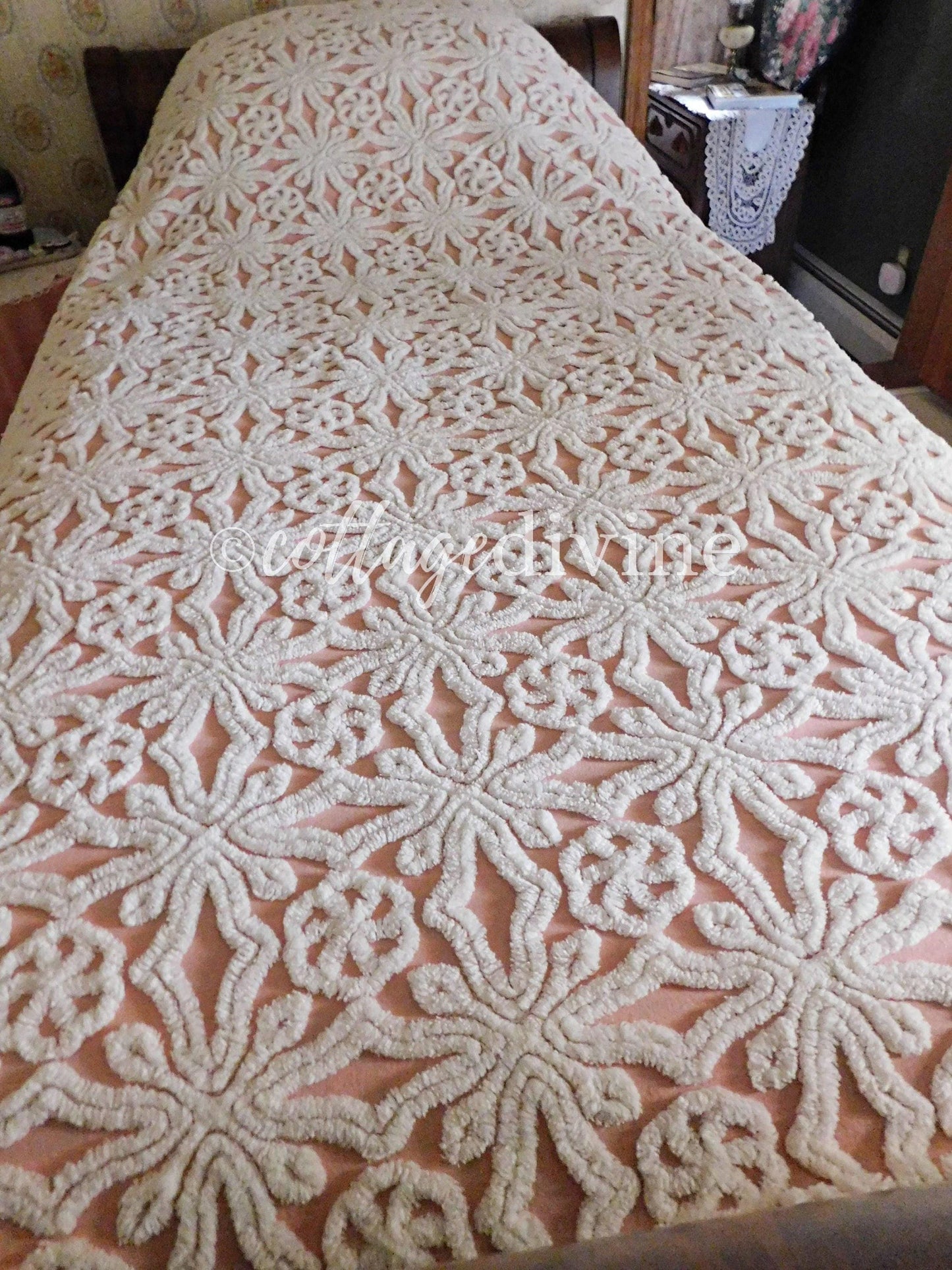 Nostalgic Vintage Chenille Bedspread Pinwheel Rose Snowflake Pattern by Hofmann Textiles, Full Size Bedding