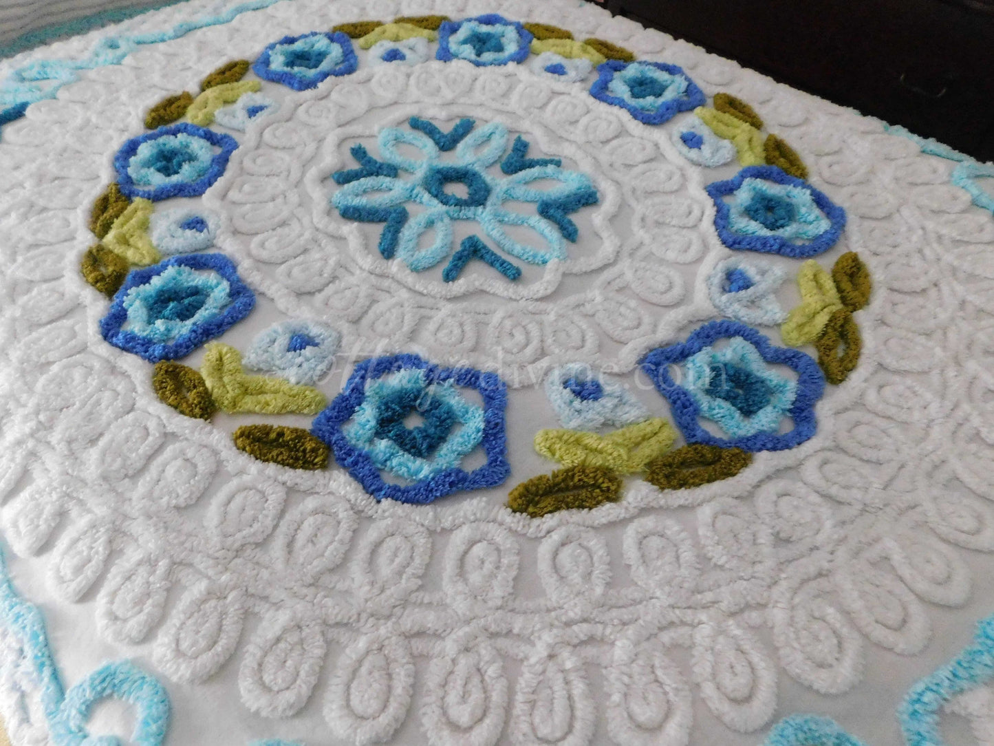 Vintage Floral Chenille Bedspread - Soft Textured Full Size Cotton Bedding in Boxed, Fitted Design - Cottage Style Shabby Chic Decor