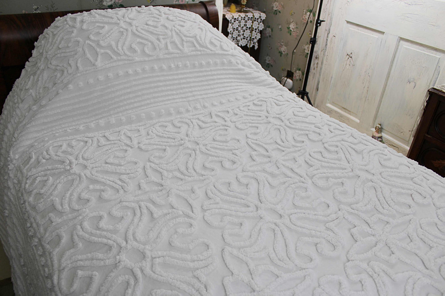 Heavenly White Vintage Chenille Bedspread in Elegant Scroll Design, Full Bed Size, 100% Summer Weight Cotton Farmhouse Style Bedding