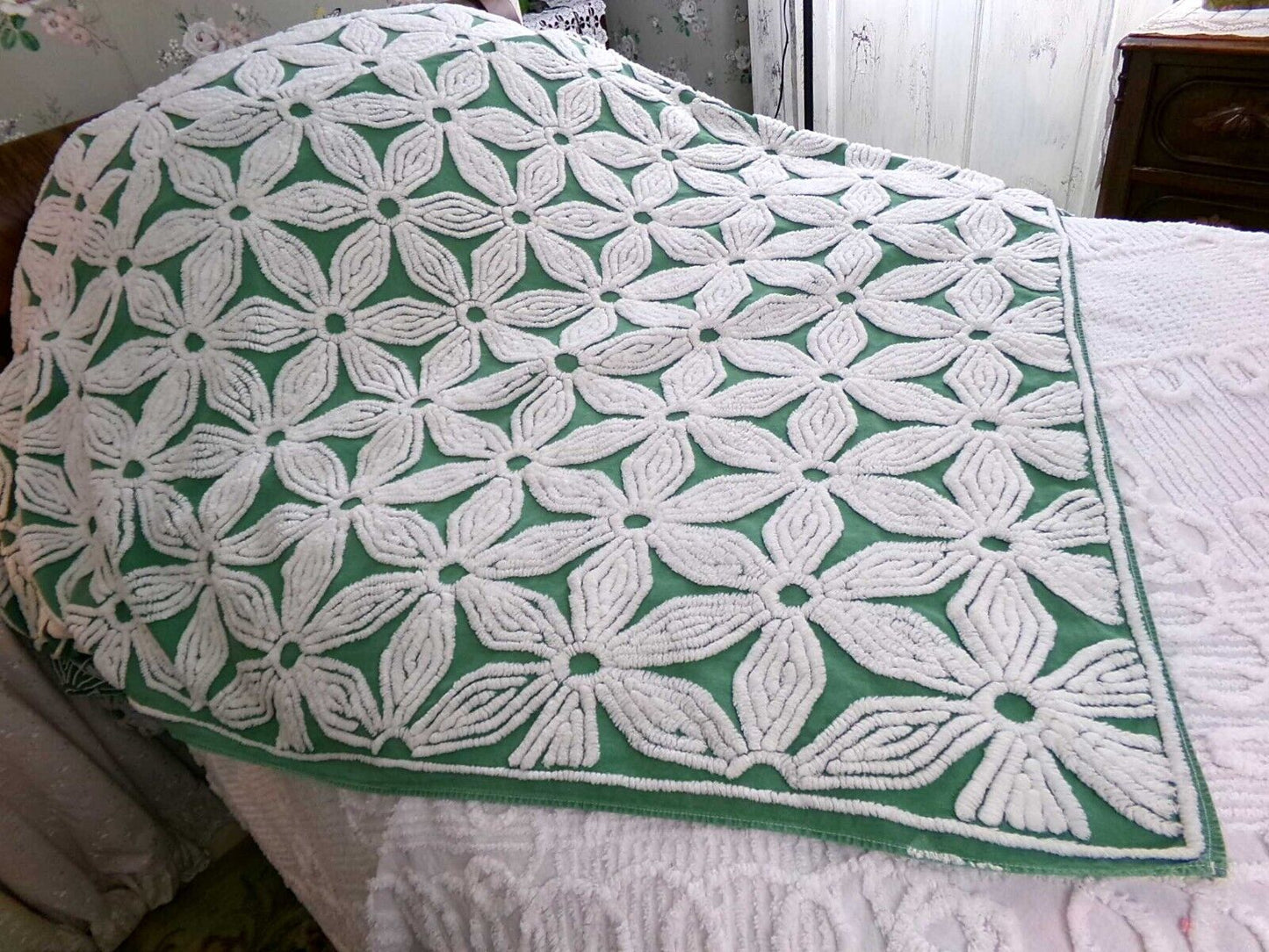 Giant White Daisy Vintage Green Chenille Bedspread Plush Tufted Daisies, Full Size