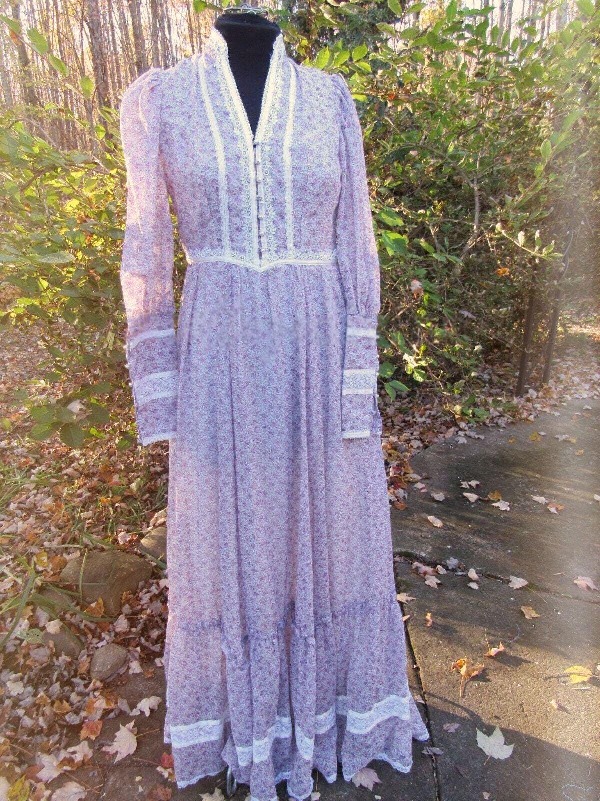 beautiful vintage Gunne Sax maxi dress, 1970s prairie style boho wildflower calico print, XXS