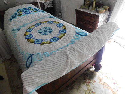 Vintage Floral Chenille Bedspread - Soft Textured Full Size Cotton Bedding in Boxed, Fitted Design - Cottage Style Shabby Chic Decor
