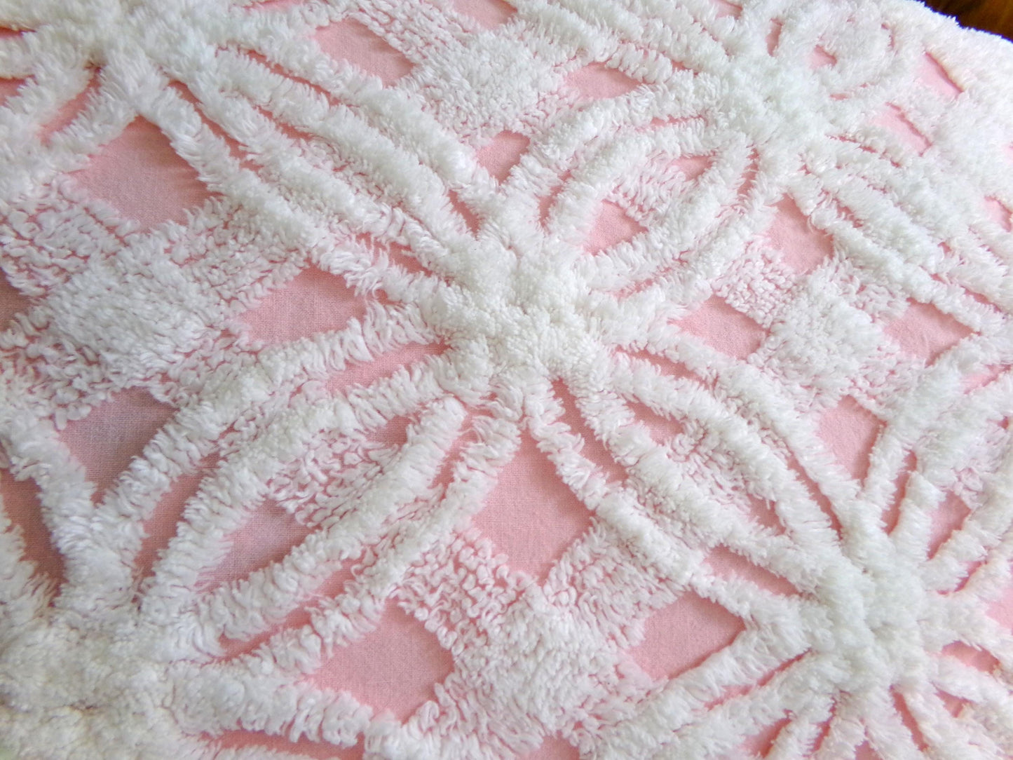 Vintage Pink Chenille Bedspread, Geometric White Tufted Wedding Rings, Accent Fringe, Twin Size Cottage Bedding