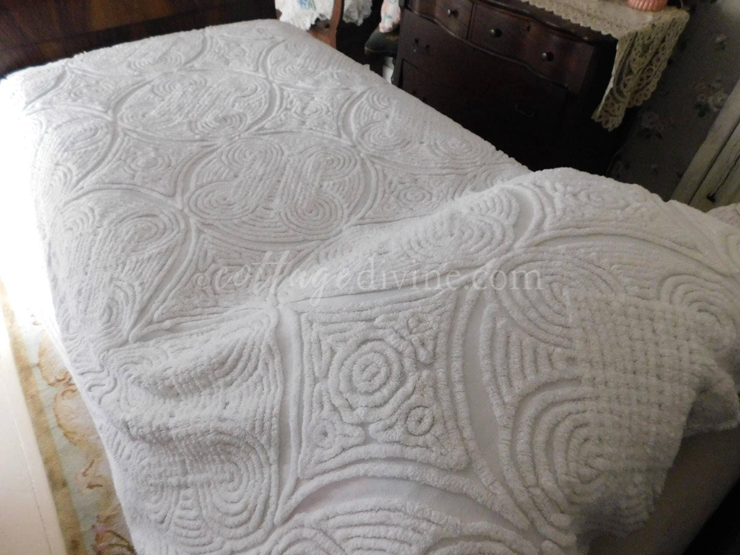 Vibrant White Luxury Swirl Tuft Vintage Chenille Bedspread, Full, Plush Cotton