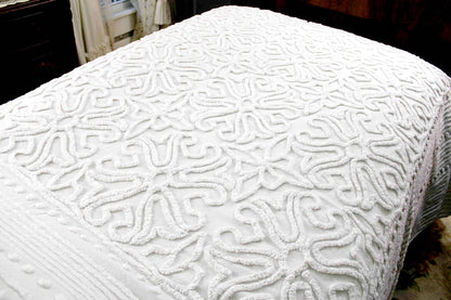 Heavenly White Vintage Chenille Bedspread in Elegant Scroll Design, Full Bed Size, 100% Summer Weight Cotton Farmhouse Style Bedding