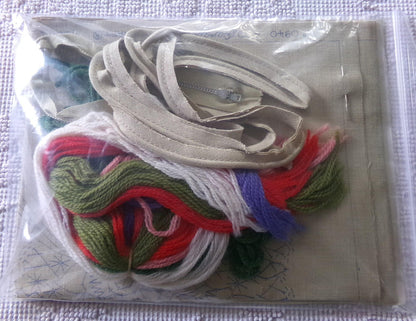 ROSE BOUQUET Pillow Crewel Embroidery Kit, Vintage Paragon Creative Stitchery #0940, Design by Phyllis Hall