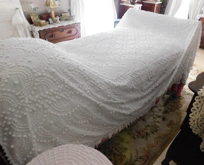 Farmhouse B&B Style Vintage Chenille Bedspread, Antique Handtufted Waterfall Cascade Pops, Full Size White Spread with Fringe