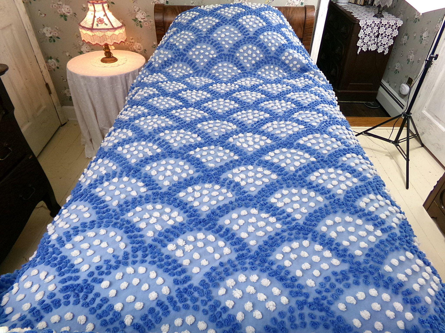 lakeside cottage vintage chenille bedspread, handmade blue & white shell pop scallop design, full size antique cotton bedding pom pom trim
