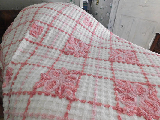 pink floral fantasy vintage chenille bedspread, rose pattern on white cotton, fitted design full size bedspread w/ integrated ruffle skirt
