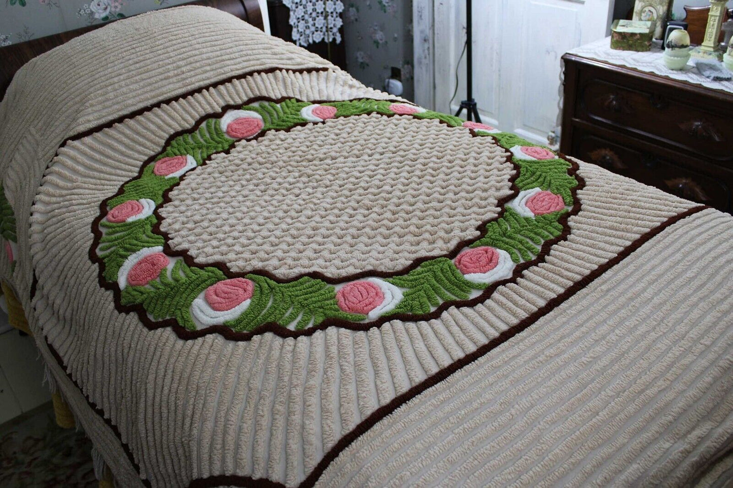 Shabby Sculpted Floral Cake Vintage Mocha Chenille Bedspread ACRYLIC TRICEL, Twin Sz
