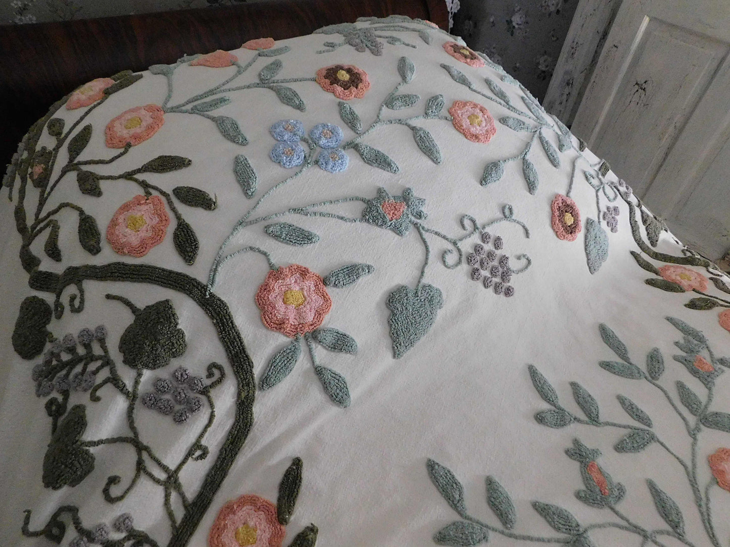 Natural Wildflower Medley Vintage Twin Sized Chenille Bedspread with Accent Fringe, Cabin Crafts Design
