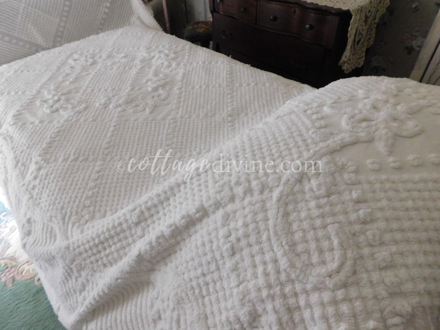 Farmhouse Chic Traditional White Vintage Chenille Bedspread, Twin Coverlet