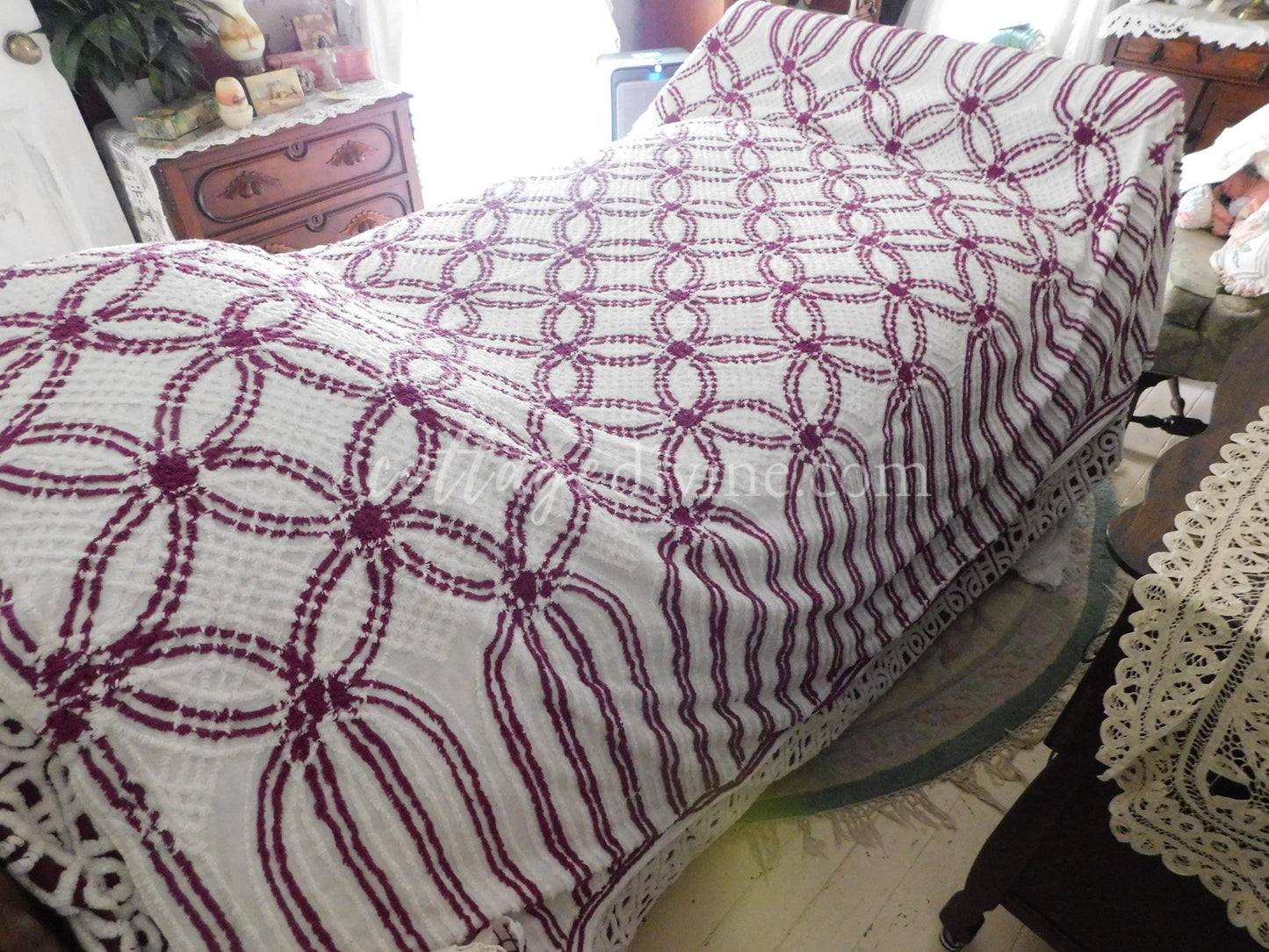 Gorgeous Vintage Chenille Bedspread, 1950s Wedding Ring Pattern in Mulberry & White, Full Sz