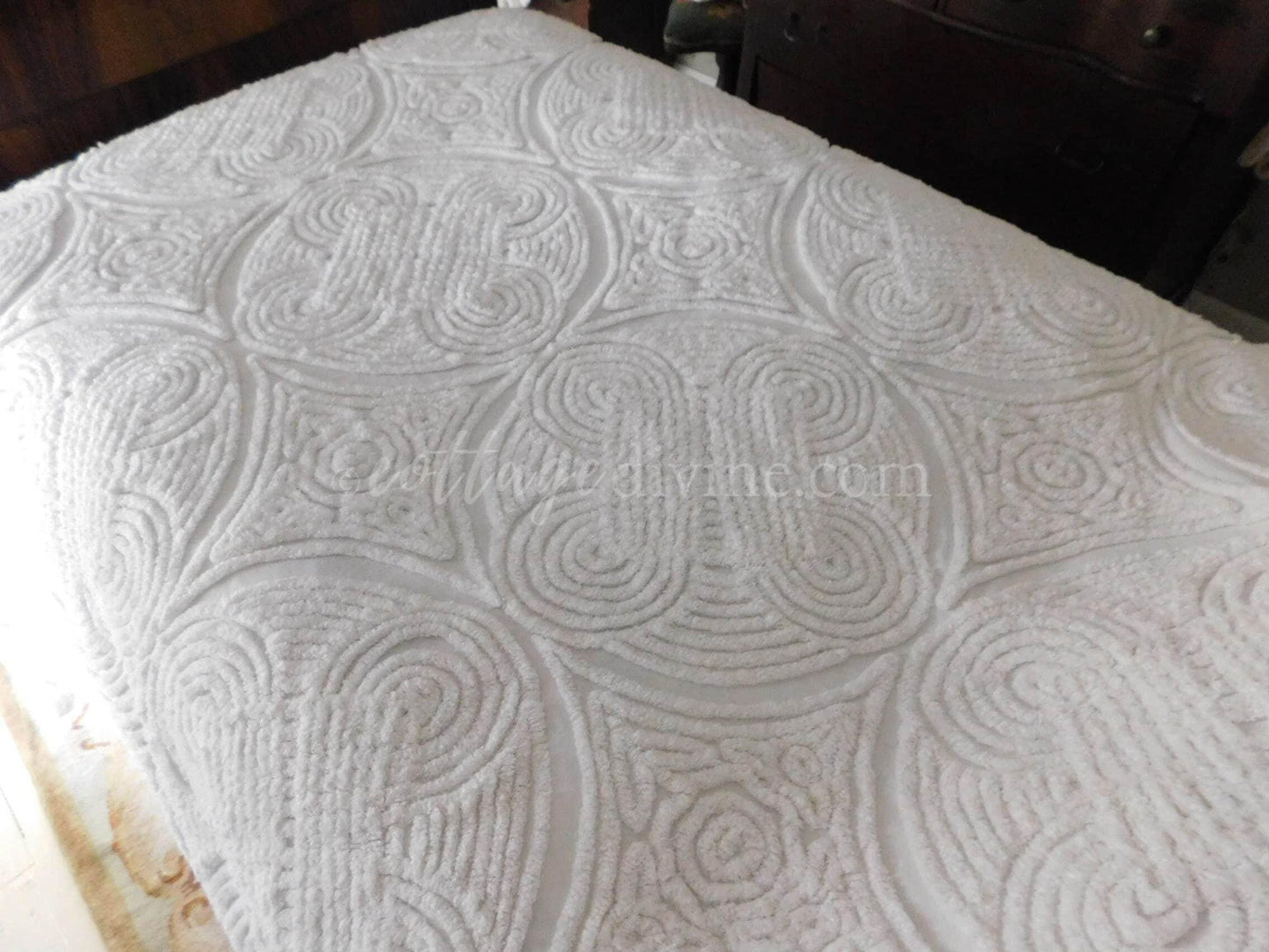 Vibrant White Luxury Swirl Tuft Vintage Chenille Bedspread, Full, Plush Cotton