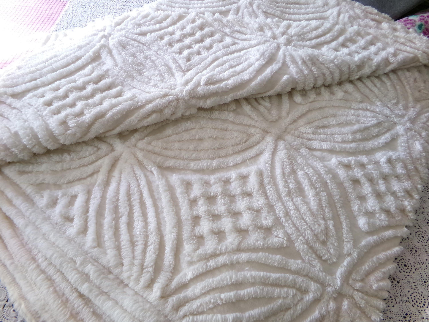 Farmhouse Style Vintage Chenille Bedspread, Classic Plush Creamy White Cotton Wedding Ring Design, Twin Size Spread