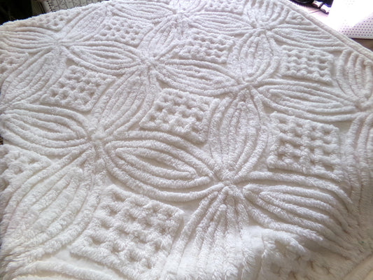 Farmhouse Style Vintage Chenille Bedspread, Classic Plush Creamy White Cotton Wedding Ring Design, Twin Size Spread