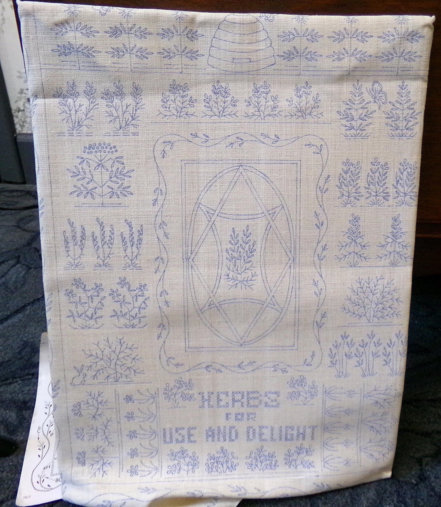 HERB 'N SPICE Garden Sampler Crewel Embroidery Kit, 1977 Vintage Paragon Needlecraft Creative Stitchery #0786