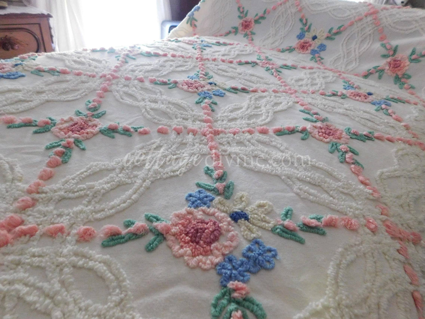 Romantic Cottage Style Chenille Bedspread PINK Rose Daisy Vintage Cabin Crafts Design, Full Size, Lovely Fringe