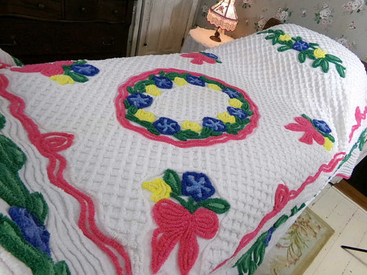 Cake Frosting Vintage White Chenille Bedspread Cottage Floral & Pink Bows, Full Size