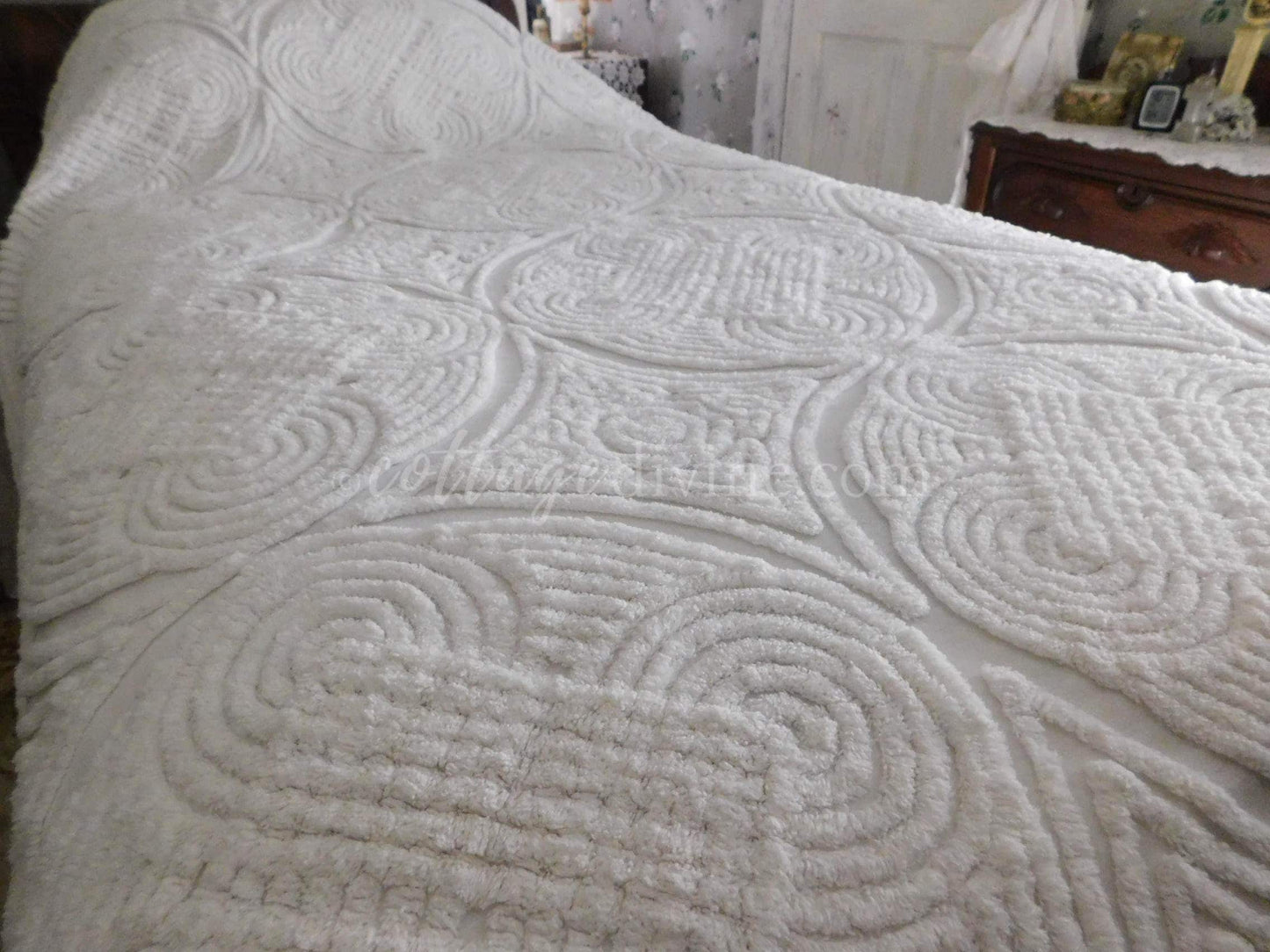 Vibrant White Luxury Swirl Tuft Vintage Chenille Bedspread, Full, Plush Cotton