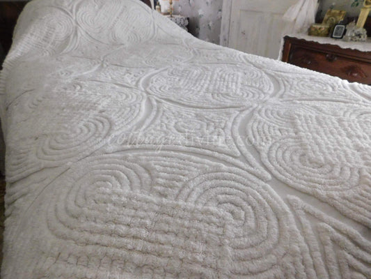Vibrant White Luxury Swirl Tuft Vintage Chenille Bedspread, Full, Plush Cotton