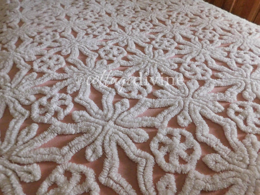 Nostalgic Vintage Chenille Bedspread Pinwheel Rose Snowflake Pattern by Hofmann Textiles, Full Size Bedding