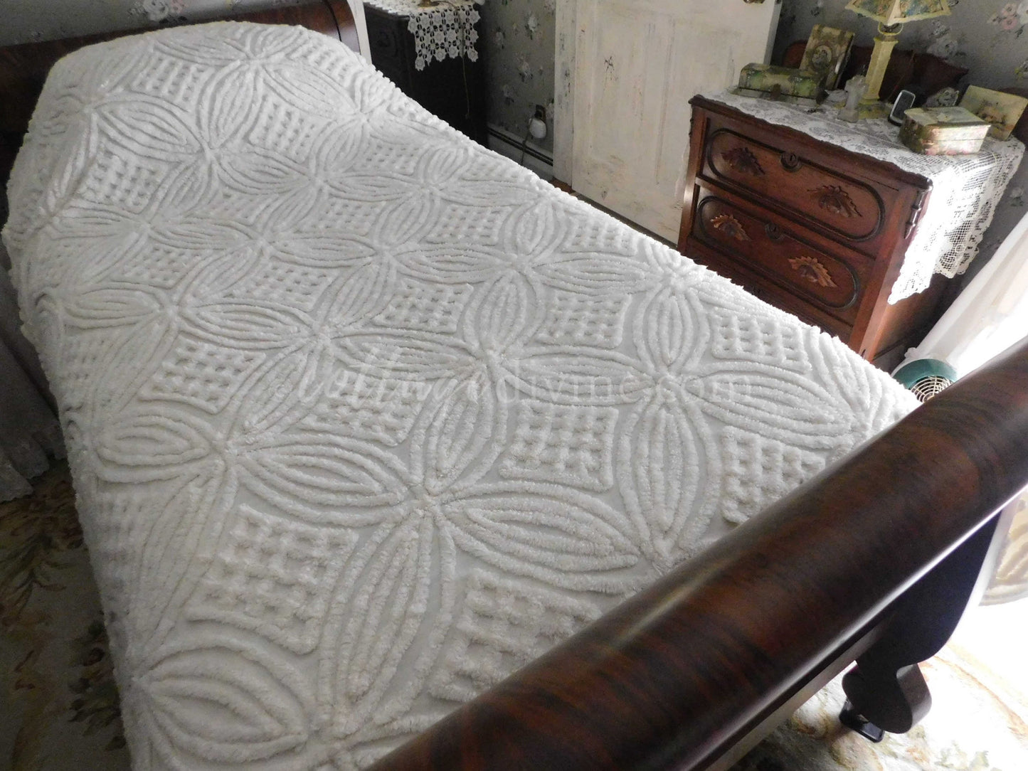 Farmhouse Style Vintage Chenille Bedspread, Classic Plush Creamy White Cotton Wedding Ring Design, Twin Size Spread