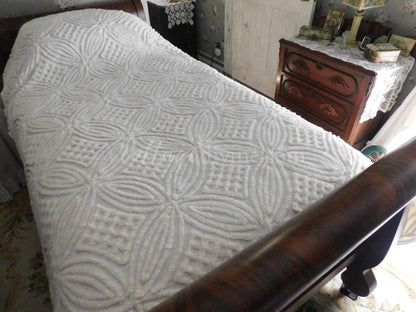 Farmhouse Style Vintage Chenille Bedspread, Classic Plush Creamy White Cotton Wedding Ring Design, Twin Size Spread